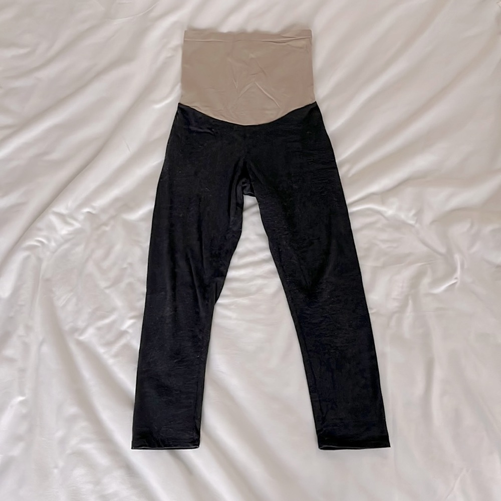 Size M. Cropped Maternity leggings.